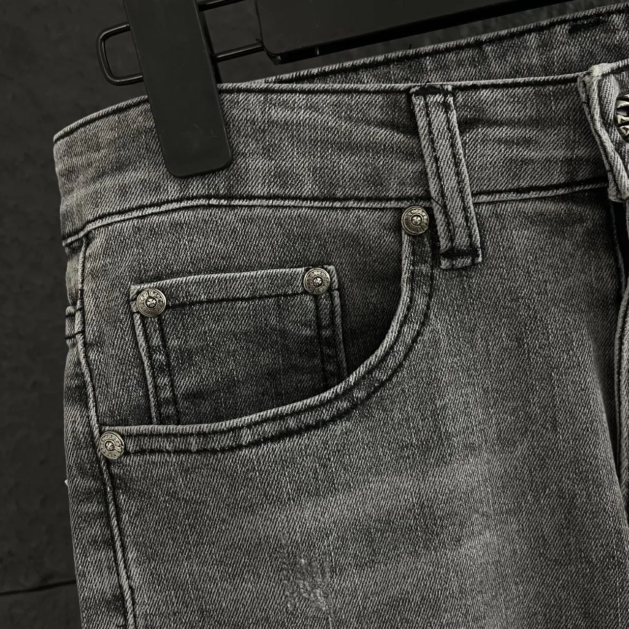 🅿️250 Crow Heart Original Pants Style No.: X037 🔥New! Chrome Hearts foreign trade order high street slim jeans, the must-have pants for fashionistas are here!  This pair of pants can be said to be both good-looking and high-quality in the Croxin series. The heavy-duty washing process is used to give the fabric a unique texture. The upper body is straight and stylish, showing high-end taste. The three-dimensional cutting fits the curves of the human body, perfectly outlines the figure, is fashionable and slim-fitting.  Made of thick beaded canvas fabric, it is soft and skin-friendly after washing and has excellent breathability. The hardware is customized according to the original ZP version, and the unique small leather label on the back waist is unique in design, simple but with hidden details everywhere. Exquisite workmanship, neat and fine wiring, showing high-end quality, widening the gap with ordinary market versions.  Genderless design, both men and women can easily control it, and easily grasp the genderless trend.  ⚪Color: High-end gray, low-key yet individual 📏Size: 28-36 (corresponding to S-XXL)